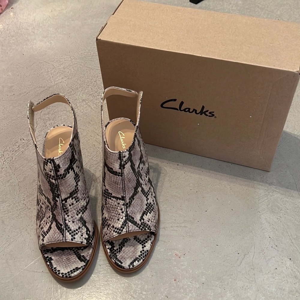 Brand new Clarks snakeskin print pumps